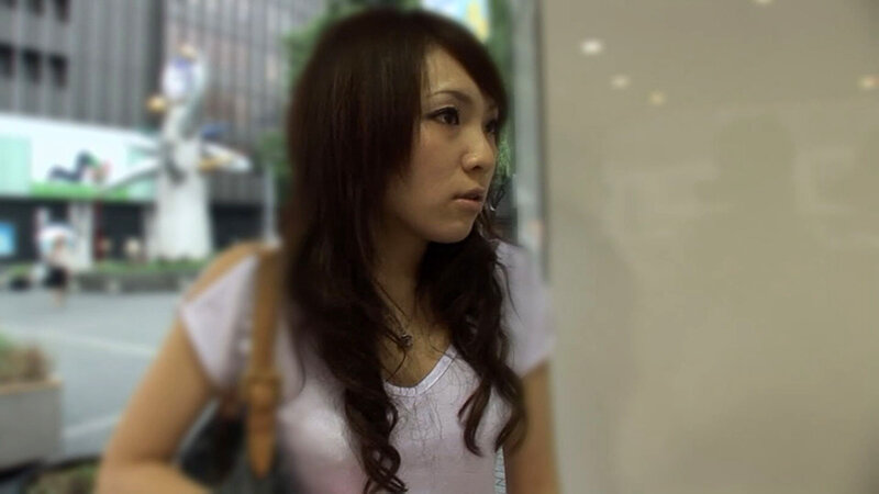 遊び慣れた女かと思いきや、意外や意外エッチに消極的な美人奥様!肉棒を触ったら豹変しちゃって口に咥えて大きくさせたら生ハメセックスで大量中出し! 1枚目
