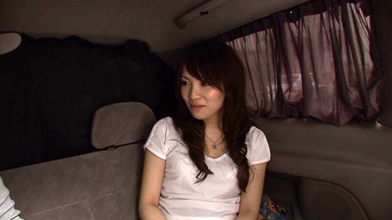 遊び慣れた女かと思いきや、意外や意外エッチに消極的な美人奥様!肉棒を触ったら豹変しちゃって口に咥えて大きくさせたら生ハメセックスで大量中出し! 2枚目