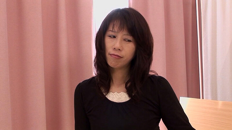 カメラの前で緊張気味の四十路奥様!まだまだ女を捨てられないセックスレスの奥様は旦那に内緒の中出しセックス! 2枚目