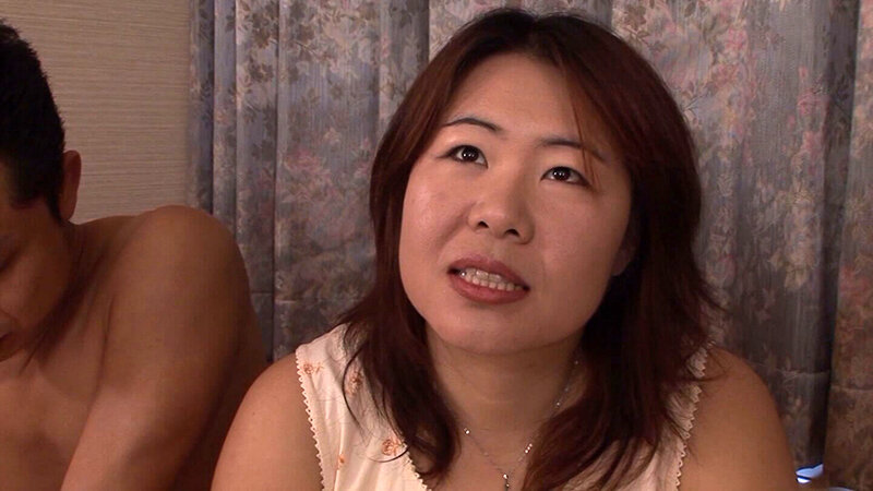 豊満、垂れ乳、四十歳!Theおばさんの私がAV男優を品定め!自慢のテクでびんびんに立たせたら自慢の肉壺で種を搾り取りー! 1枚目