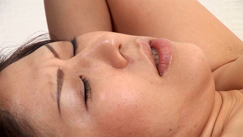 バツイチ独身の自由奔放な四十路熟女はGカップのデカ乳を揺らして中出しSEXでご満悦! 11枚目