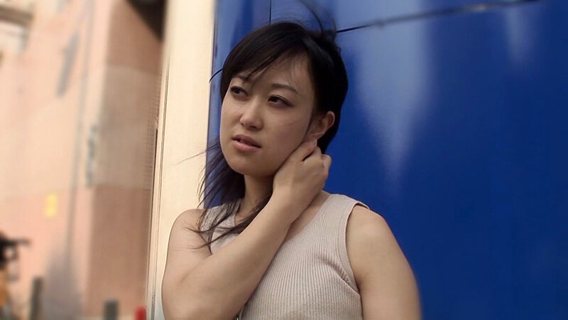 街頭インタビューだけだったはずが、いつの間にか肉棒をしゃぶっちゃってる人妻さん!気持ちに答えてあげるべく猛り立つ肉棒を肉壺に入れて中出し射精! 1枚目