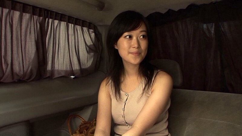 街頭インタビューだけだったはずが、いつの間にか肉棒をしゃぶっちゃってる人妻さん!気持ちに答えてあげるべく猛り立つ肉棒を肉壺に入れて中出し射精! 2枚目