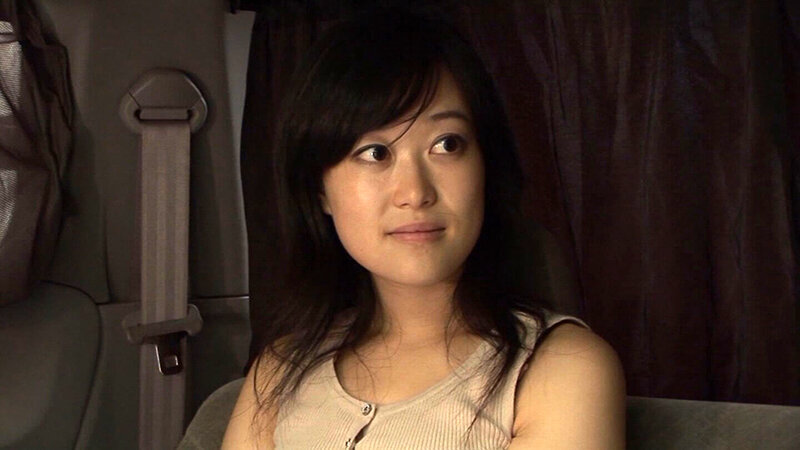 街頭インタビューだけだったはずが、いつの間にか肉棒をしゃぶっちゃってる人妻さん!気持ちに答えてあげるべく猛り立つ肉棒を肉壺に入れて中出し射精! 3枚目