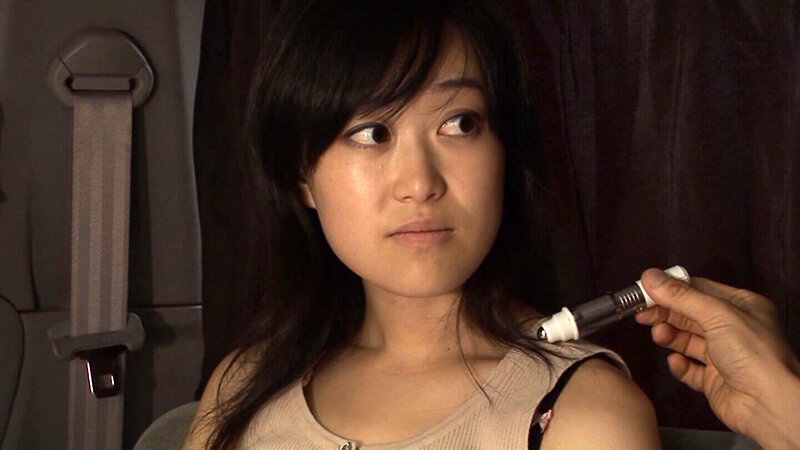 街頭インタビューだけだったはずが、いつの間にか肉棒をしゃぶっちゃってる人妻さん!気持ちに答えてあげるべく猛り立つ肉棒を肉壺に入れて中出し射精! 4枚目