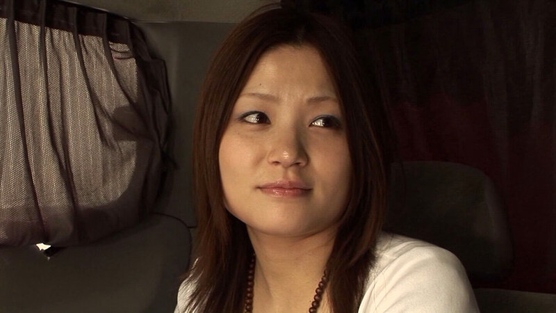 結婚1年目にしてセックスレス?!世の中の奥様は欲求不満で発情中!今日は旦那に黙って一期一会の中出しセックス! 画像3