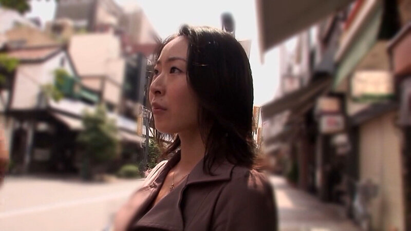 圧倒的セレブな雰囲気を醸し出す黒髪美人の人妻さん!インタビューだけの必勝のフレーズに惑わされ付いていったら中出しセックスを決められてしまう! 1枚目