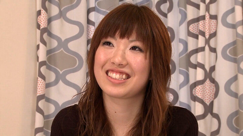 久しぶりのエッチな状況に笑顔が隠せない人妻さん!肉棒を口で咥える時もにやけが止まらない!期待に応えるべくギンギンな肉棒をアソコに入れて中出しSEX! 画像1
