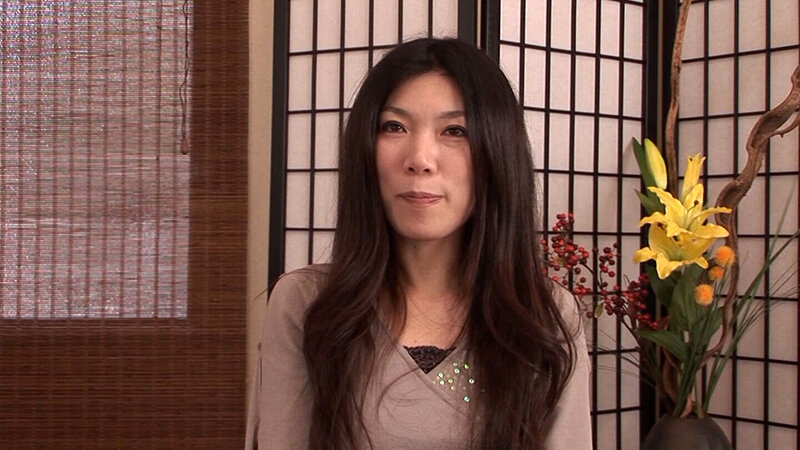 おしとやかな雰囲気を醸し出すバツイチ四十路熟女さん！久々のエッチでびっしょりなアソコに情熱中出しSEX！ 画像1