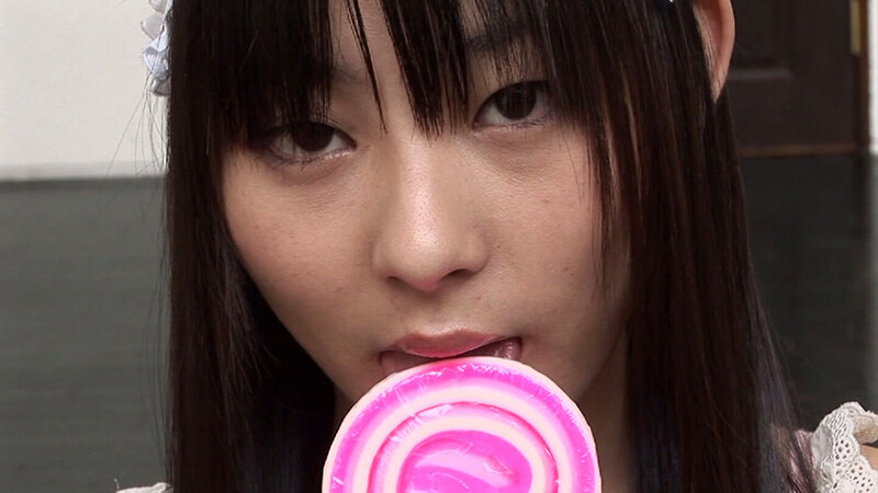 飴ちゃんが似合う無邪気でかわいい娘が小さい口でおっきな肉棒を咥えて口内射精！