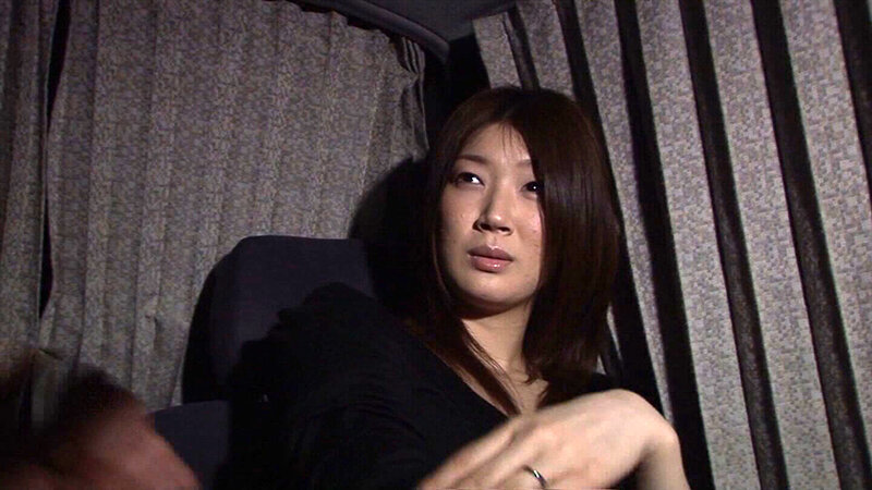 嫌そうな顔をしていても下は嘘をつけない正直な身体!セックスレスな奥様の欲求を肉棒で埋め尽くす!勢い余って中出ししたらガチギレされちゃいました…。 画像1