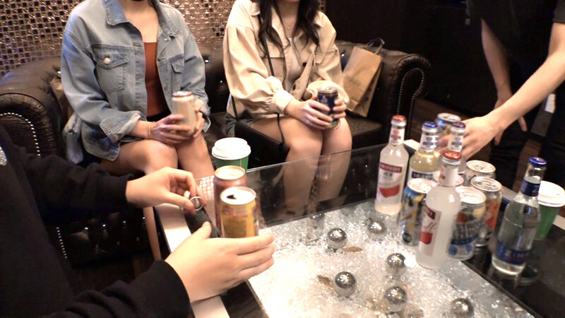 【大潮吹きエロGAL＆ムッツリ美乳JD！！二人を同時にダッシュナンパで大乱交SP！！】どスケベ美ギャル＆オナ中敏感美乳JD二人組！！水着の試着会から大乱交まで持ち込むエロ丹力発揮！！ラブホ室内がクジラ潮でビシャビシャのビシャ！！ド淫乱4P炸裂＆追撃タイマンSEX… 画像1