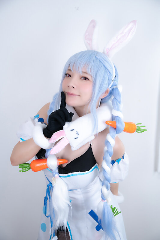 美少女コスプレイヤーさんの本性めくれるド淫乱痴女化!!情熱的汗だく3P中出しセックス!!【2キャラ収録!!】 画像2