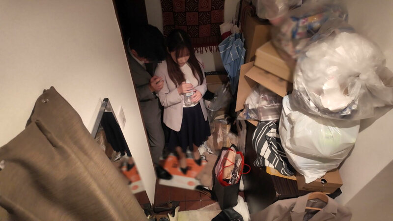 我慢できない…玄関セックス 扉一枚隔てた向こうは外。バリキャリOLの汚部屋でNGR 一条みお 画像1