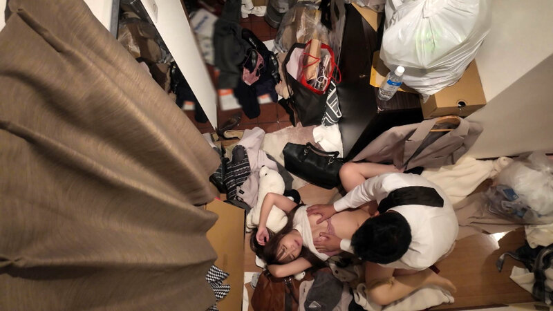 我慢できない…玄関セックス 扉一枚隔てた向こうは外。バリキャリOLの汚部屋でNGR 一条みお 画像14