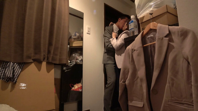 我慢できない…玄関セックス 扉一枚隔てた向こうは外。バリキャリOLの汚部屋でNGR 一条みお 画像2