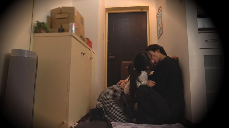 我慢できない…玄関セックス 扉一枚隔てた向こうは外。フラれたばかりの巨乳女とヤケ酒SEX 星乃夏月 2枚目