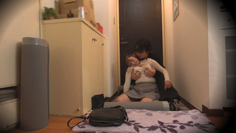 我慢できない…玄関セックス 扉一枚隔てた向こうは外。フラれたばかりの巨乳女とヤケ酒SEX 星乃夏月 3枚目