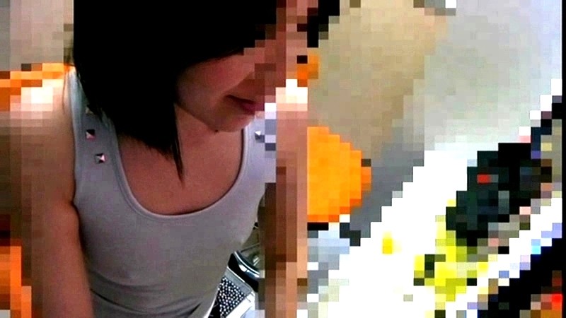 パチンコに熱中している女性の胸ポチ盗撮 画像10