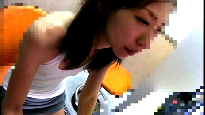 パチンコに熱中している女性の胸ポチ盗撮 画像13