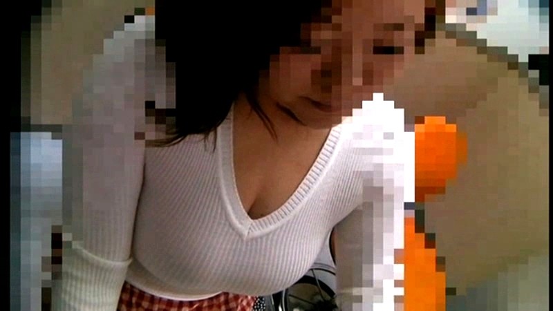 パチンコに熱中している女性の胸ポチ盗撮 画像18
