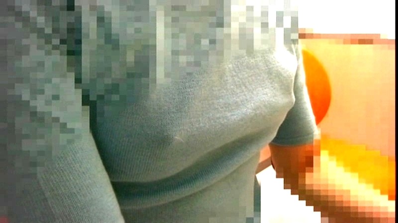パチンコに熱中している女性の胸ポチ盗撮 画像3