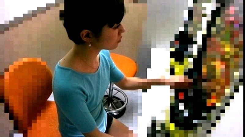 パチンコに熱中している女性の胸ポチ盗撮 画像4