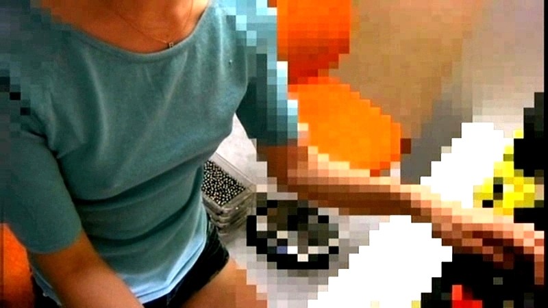 パチンコに熱中している女性の胸ポチ盗撮 画像5