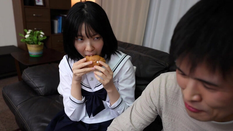 隣に住む真面目そうな娘の三白眼のエロイ瞳に魅かれて… 岸永みりな 画像1