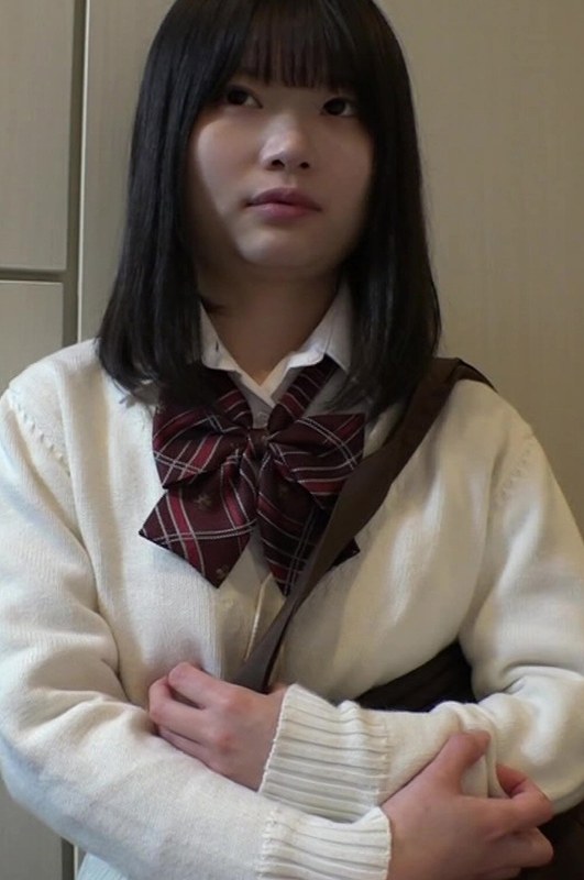 巨漢のおじさんが童顔幼児体型女〇〇生をハメまくる