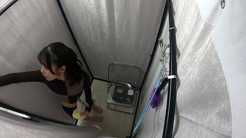 へそ出しルック！セクシーおねえさんのお着替え 画像10