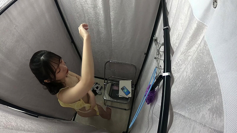 へそ出しルック！セクシーおねえさんのお着替え 画像3