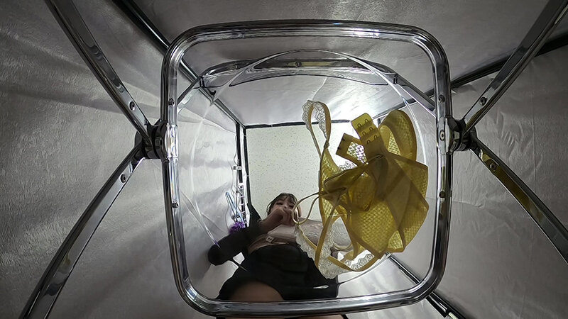 へそ出しルック！セクシーおねえさんのお着替え 画像8