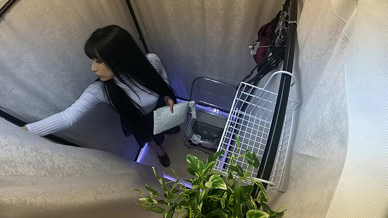 おわん型デカパイOLのお着替え 画像2