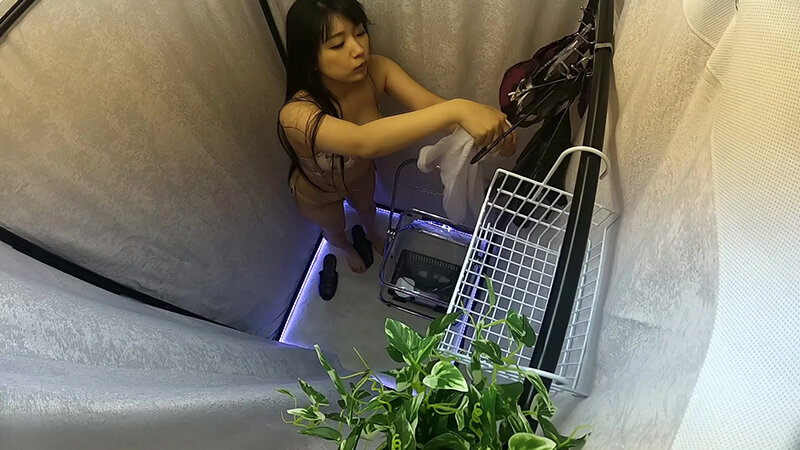 おわん型デカパイOLのお着替え 画像4