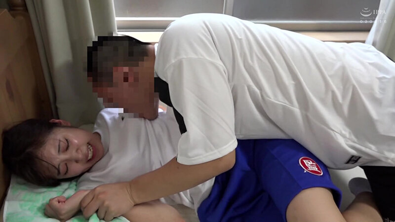 男2人に激しくヤられて涙目の汗だくセックス サンプル