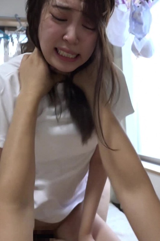 男2人に激しくヤられて涙目の汗だくセックス