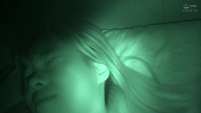 寝ているところに乱入！！友達の横でえっちしちゃうスケベなスレンダー女子！ サンプル