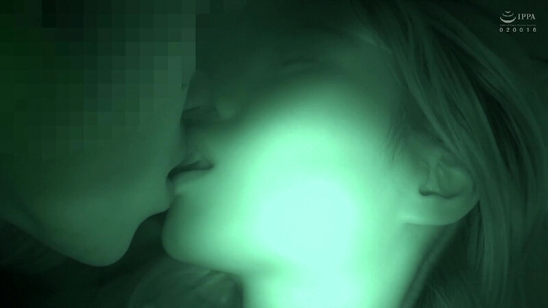 寝ているところに乱入！！友達の横でえっちしちゃうスケベなスレンダー女子！ サンプル