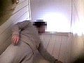 恥態 トイレ盗撮 2 女体から噴き出す異物のサンプル画像3