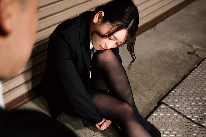 飲みすぎたフリしてデカチン部下を誘惑する淫乱女上司 紗々原ゆり