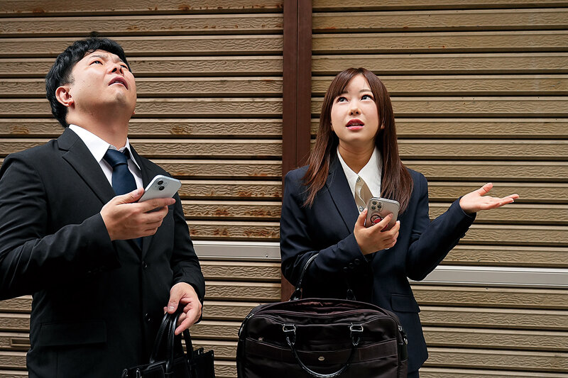 まさかの相部屋＆逆NTR 冴えない上司の俺に会社で一番の美人部下が… 若葉結希 画像3