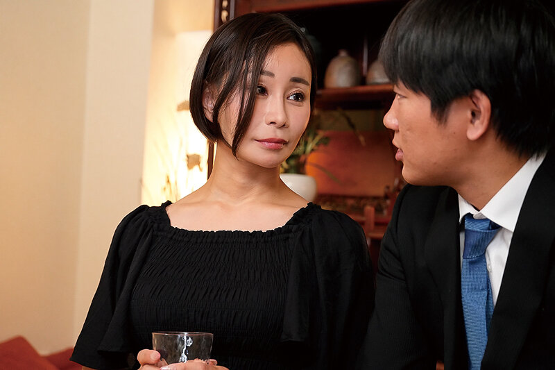 夫の三回忌の夜、娘婿と交わる未亡人の義母 明里ともか 3枚目