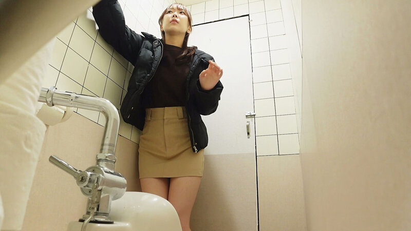女子トイレ覗き迫力の放尿と生々しいオナニー #4 画像5