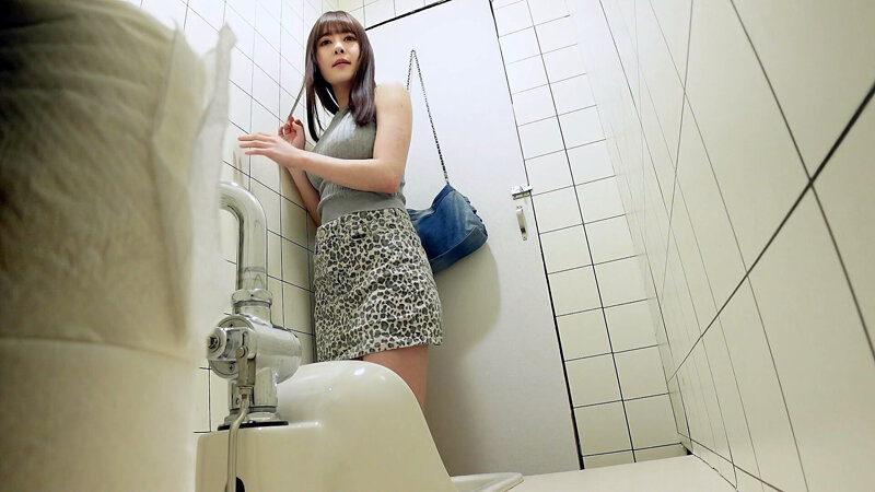 女子トイレ覗き迫力の放尿と生々しいオナニー #7 画像1