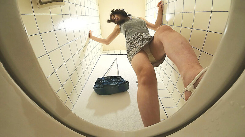 女子トイレ覗き迫力の放尿と生々しいオナニー #7 画像12