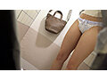 公衆トイレで発情する女 放尿オナニー覗き撮り vol.3 - 3