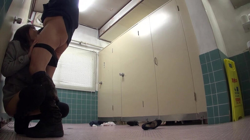 女子大生トイレ押し●み中出し 1