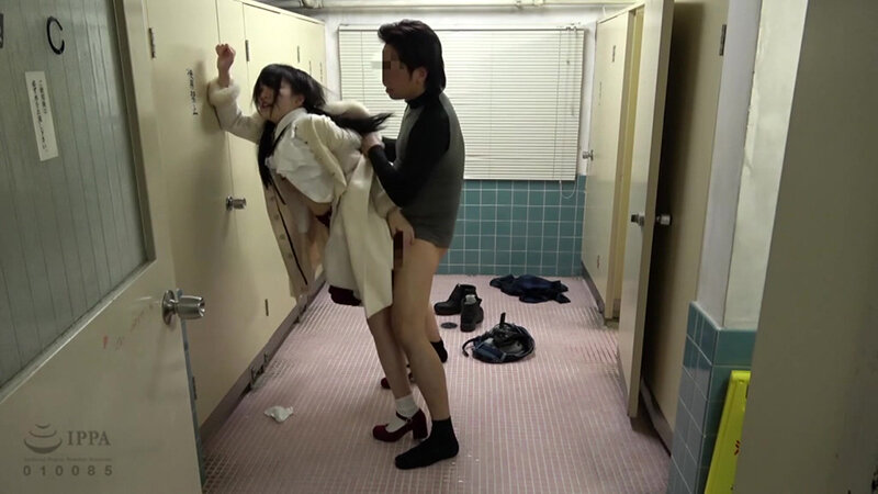 女子大生トイレ押し●み中出し 2