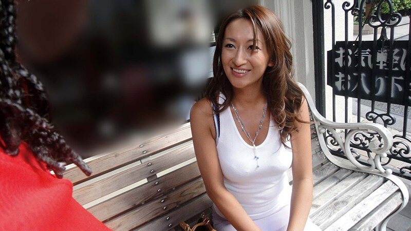 「やっぱり大きいのかな」「ちょっと興味あるかも」黒人にナンパされた熟女さんはデカマラに興味津々 想像以上の巨根を膣奥まで突っ込まれ狂ったようにイキまくる 黒人マラで昇天する素人熟女12人4時間SP3 画像1
